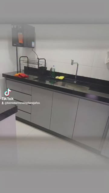 Cozinha planejada cinza com bancada preta