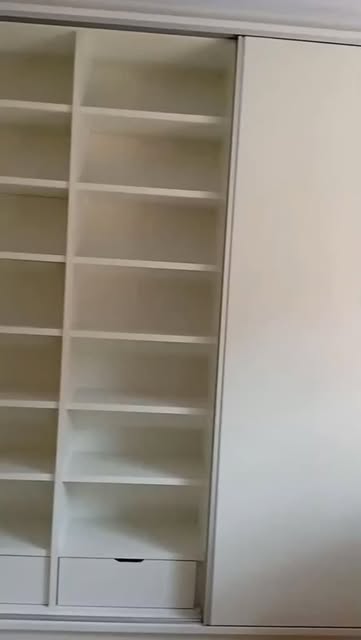 Guarda-roupa planejado branco com portas de correr
